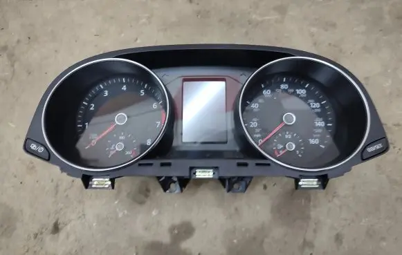 Volkswagen PASSAT B7 USA Speedometer (instrument cluster) 561920971