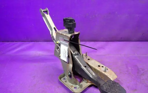 Skoda Fabia Mk2 (5J) Brake pedal