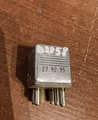 Mercedes-Benz E W124 Other relay 0015420219 D2858