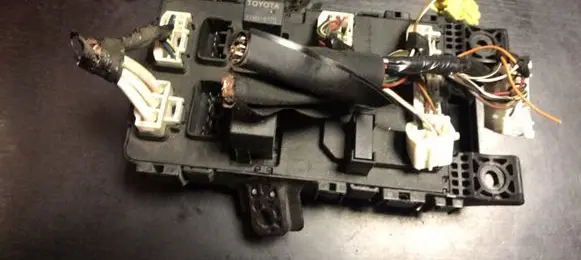 Toyota Avensis T220 Fuse box set 8273005020