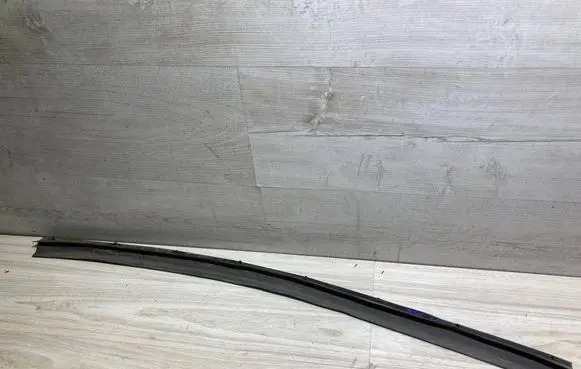 Nissan Juke II F16 Front door rubber seal 