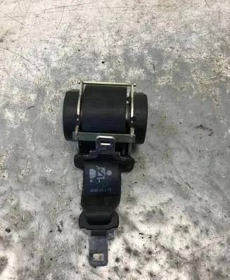 Middle seatbelt (rear)