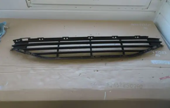 Volvo V40 Front bumper lower grill 31353311