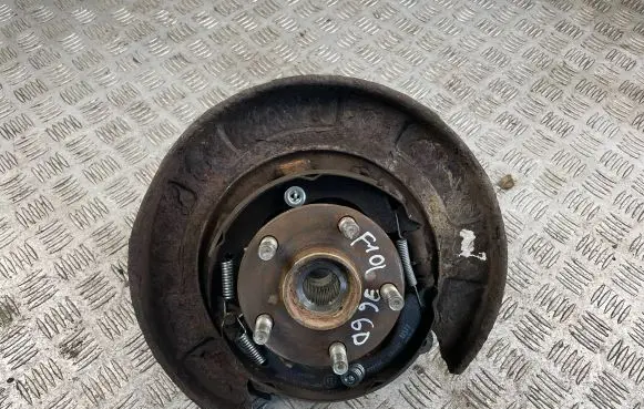 Rear wheel hub