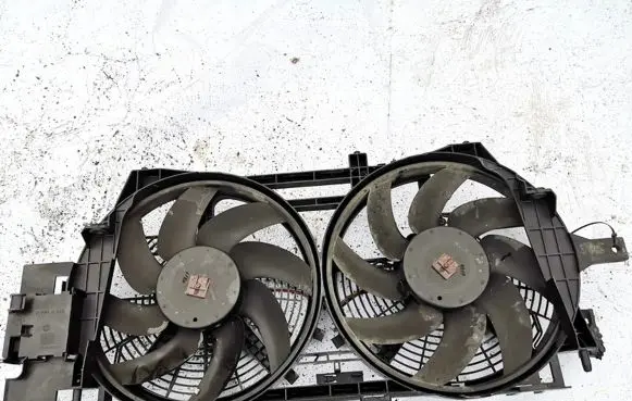 Radiator cooling fan shroud