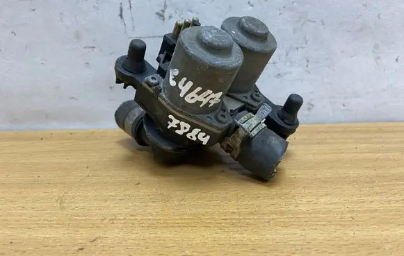Mercedes-Benz E W210 Coolant heater control valve A2108300114 C4648