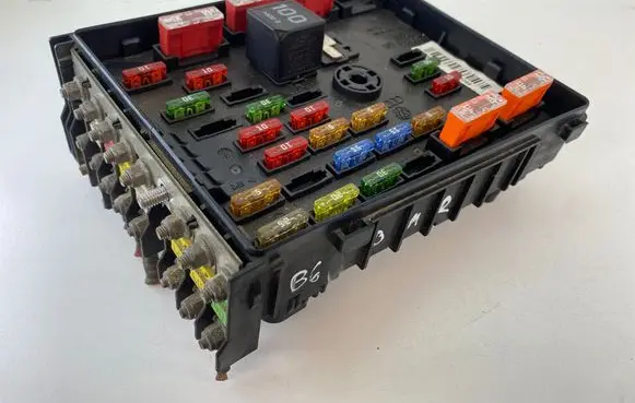 Volkswagen PASSAT B6 Fuse module 3C0937125 63592777