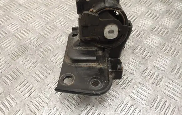 Toyota Avensis T270 Engine mount bracket