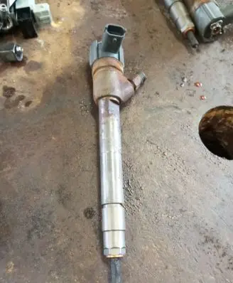 KIA Sportage Fuel injector 338002F300