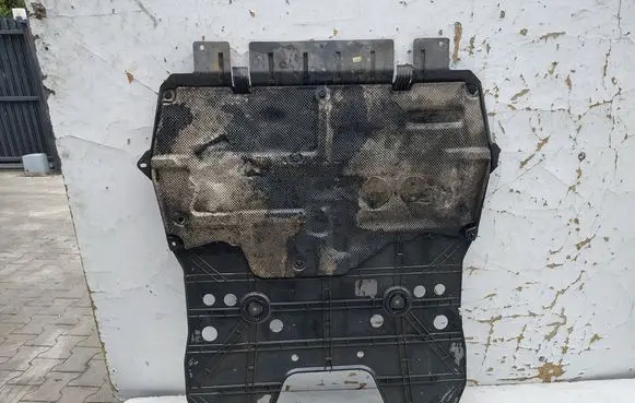 Peugeot 308 Engine splash shield/under tray 