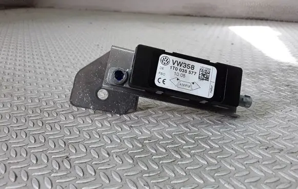Volkswagen Touran I Aerial antenna amplifier 1T0035577