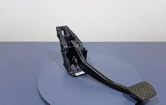 Accelerator throttle pedal