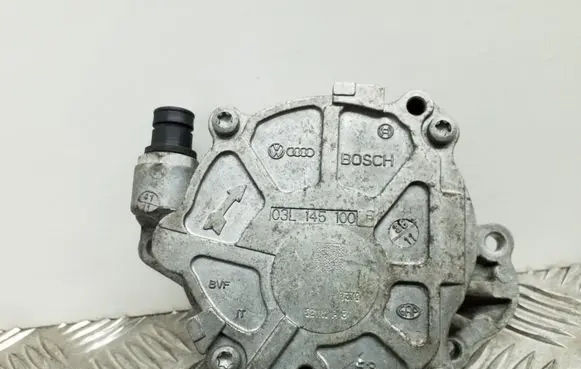 Volkswagen Golf VI Vacuum pump 03L145100F