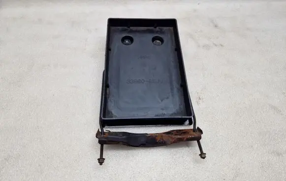 Suzuki Grand Vitara II Battery tray 3366065J0