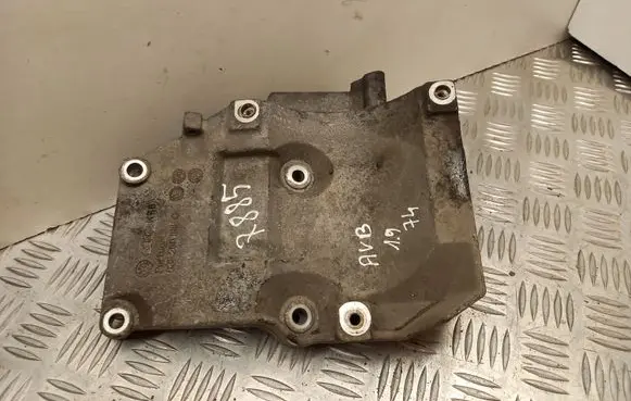 Volkswagen PASSAT B5.5 A/C compressor mount bracket 038260885C