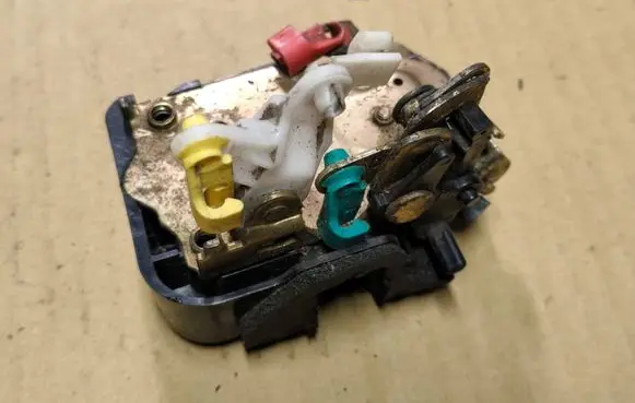 Chrysler PT Cruiser Rear door lock 