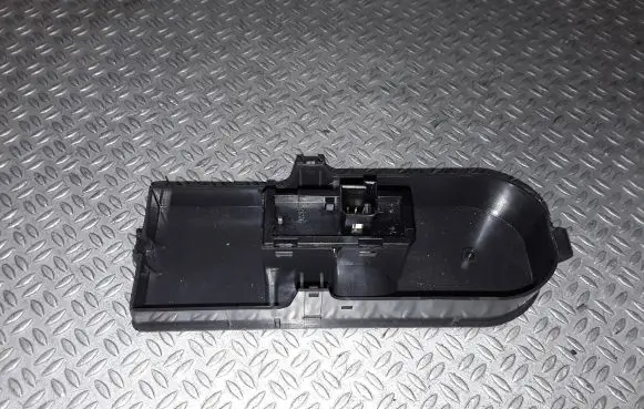 Opel Zafira B Electric window control switch 13197132