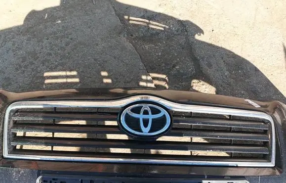 Toyota Avensis T250 Front grill