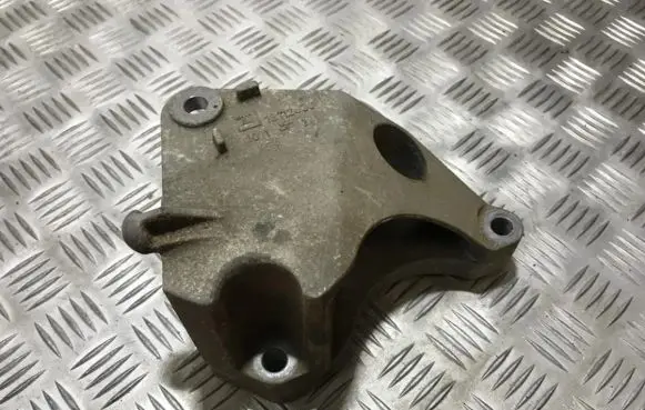 Opel Vectra C Engine mounting bracket 13112030