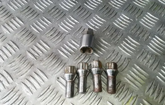 Volvo S60 Anti-theft wheel nuts and lock 