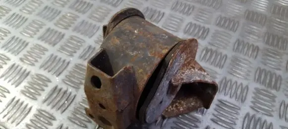 Engine mount bracket