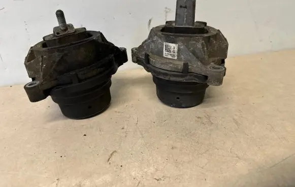 BMW 4 F32 F33 Engine mount bracket 6799104 6785713
