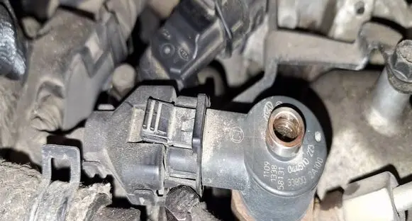 KIA Cerato Fuel injector 0445110223 338002A100