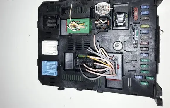 Peugeot 407 Fuse module 9661940180 BSI2004H02