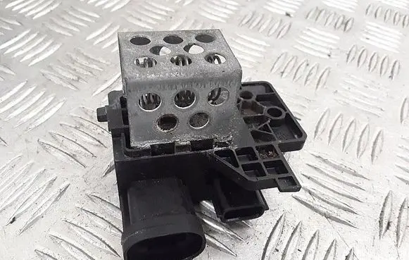 Renault Sandero II Coolant fan relay 255503792R