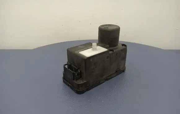 Volkswagen PASSAT B4 Central locking vacuum pump 1H0962257G