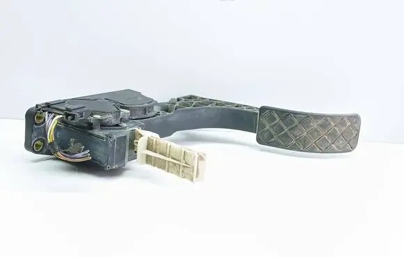 Accelerator throttle pedal
