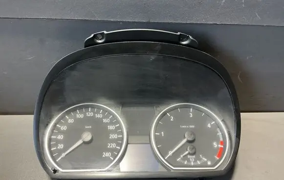 BMW 1 E81 E87 Speedometer (instrument cluster) 102495251 9110195