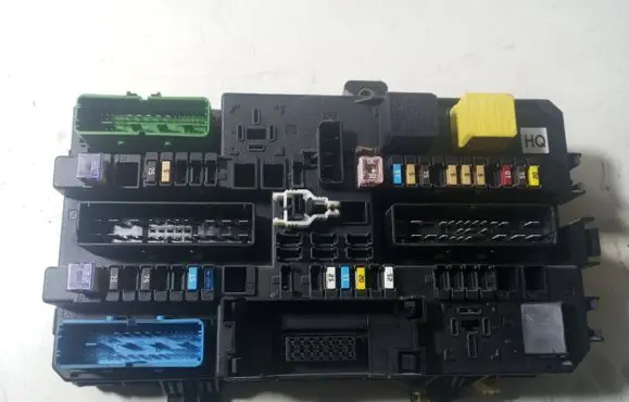 Opel Zafira B Fuse module 13220831 5DK00866953