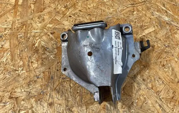Engine mounting bracket