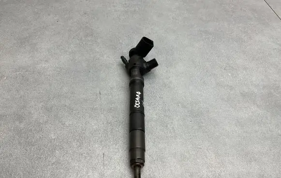 Skoda Octavia Mk3 (5E) Fuel injector 04L130277D