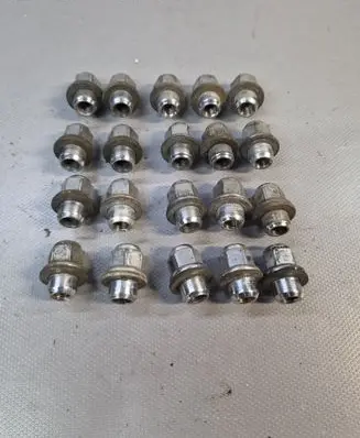 Toyota Avensis T270 Nuts/bolts 