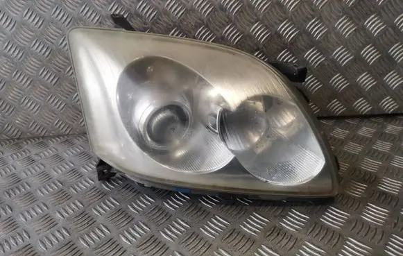 Toyota Avensis T250 Headlight/headlamp 