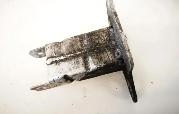 Front bumper mounting bracket