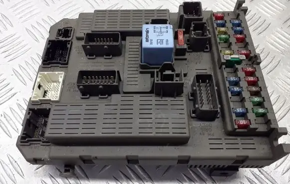 Citroen C5 X Fuse box cover 9637466180
