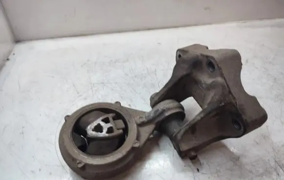 Nissan Qashqai+2 Engine mount bracket