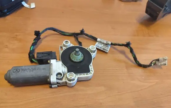 Mercedes-Benz E W211 Rear door window regulator motor A2118202342 A2115404209