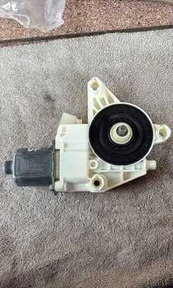 Mercedes-Benz C W204 Front door window regulator motor A2048200142