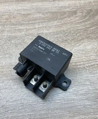 Mercedes-Benz E W211 Glow plug pre-heat relay A0025423819