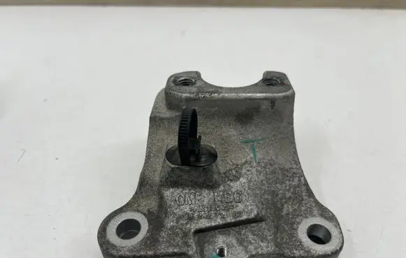 Engine mounting bracket