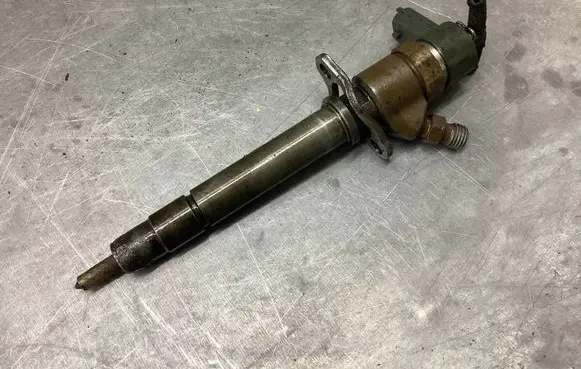 Volvo S60 Fuel injector 8658352