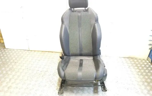 Peugeot 208 II Front driver seat 