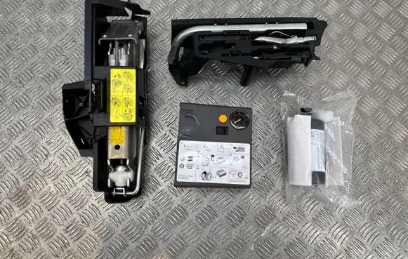 Audi A6 S6 C6 4F Tool set 4F0011031