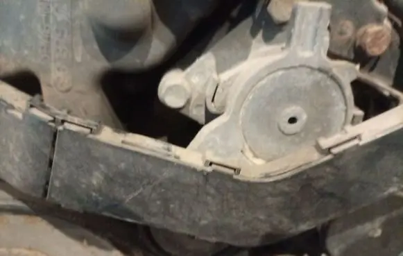 Mazda 2 Generator/alternator belt tensioner