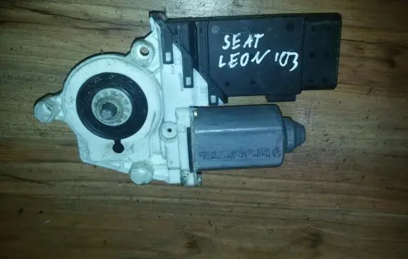 Seat Leon (1M) Front door window regulator motor 101386102774