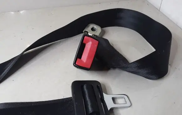 Middle seatbelt (rear)
